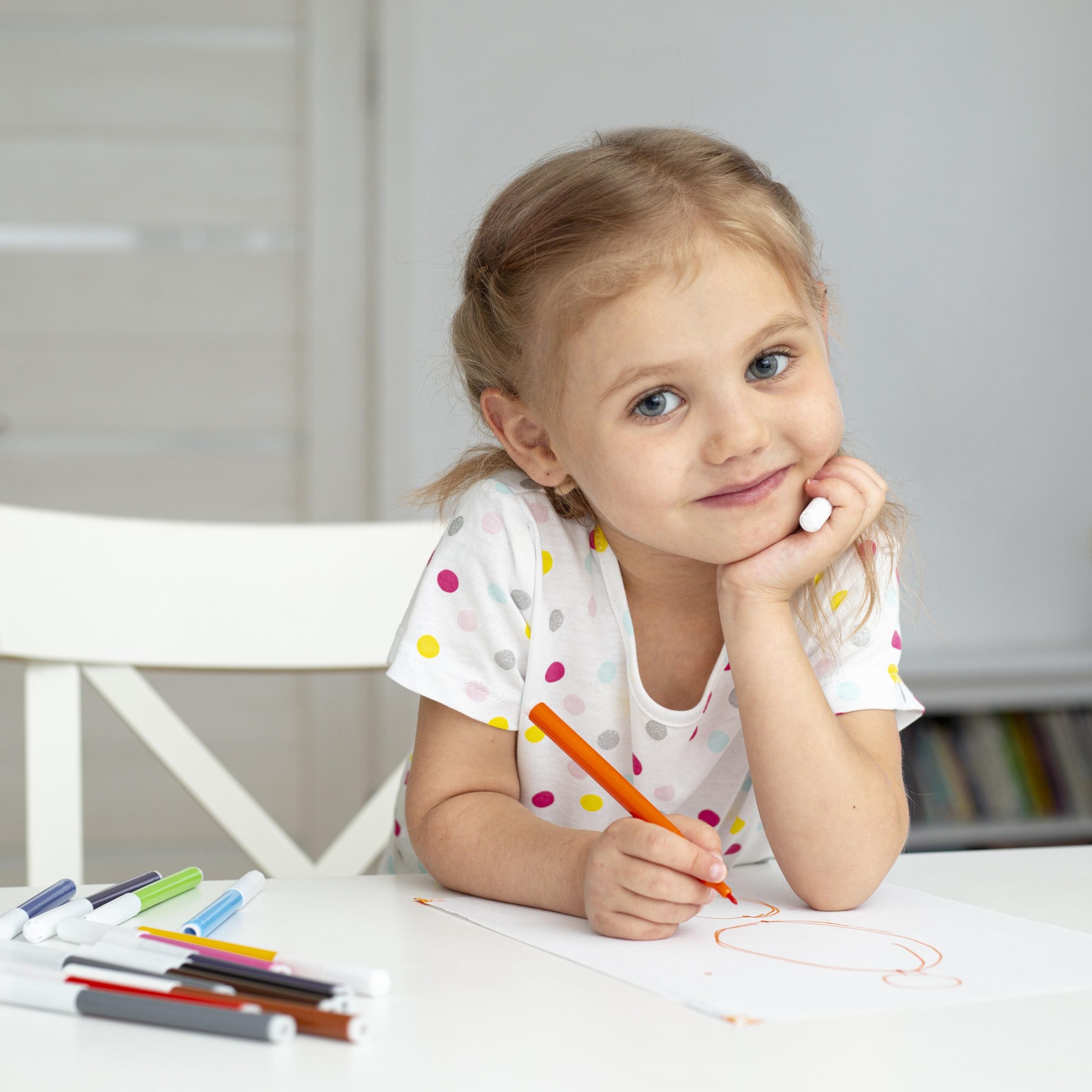 Menina sorridente pintando